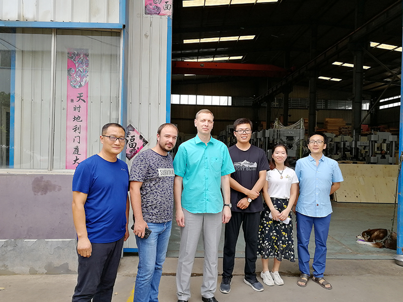 俄羅斯客戶(hù)到廠驗(yàn)收機(jī)器，獲得客戶(hù)一致好評(píng)